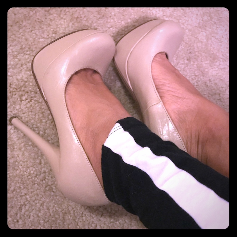 Nude heels pump